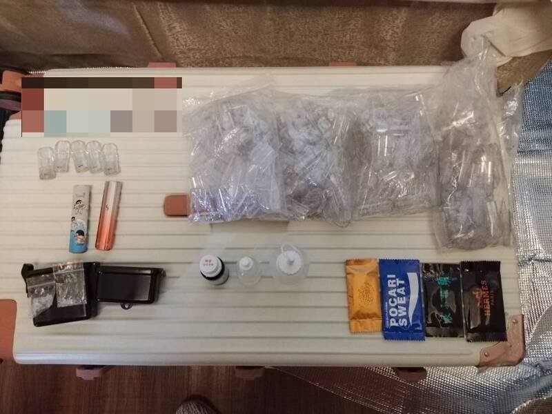 北市刑大查获毒品等相关证物。（记者刘庆侯翻摄）