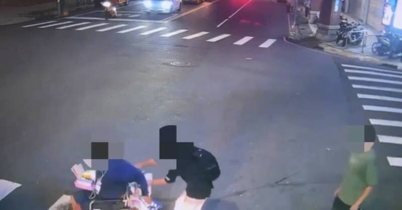 高雄轮椅男拒助爆口角，助人反被骂报警处理。（民众提供）