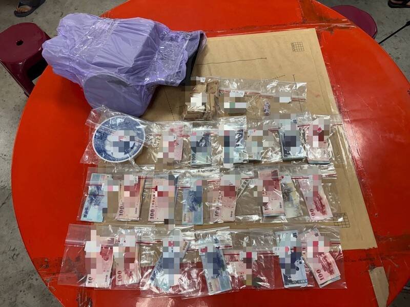 东港警方昨天启动快打部队，跨海破获职业赌场。（警方提供）