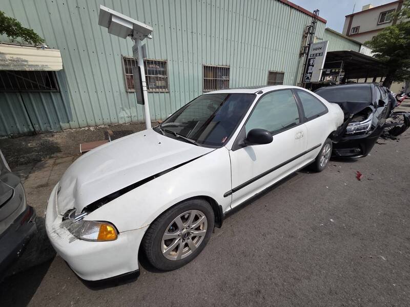 男子开车失控连撞3车，图为被撞车辆。（民众提供）