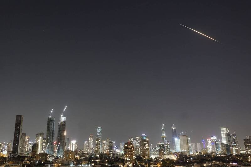 美以伊战争进入第12天，伊朗与黎巴嫩境内的真主党首度联手攻击以色列。（欧新社）