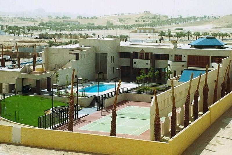 沙乌地阿拉伯国防部证实，2架无人机于3日清晨袭击美国驻利雅德（Riyadh）大使馆并引发局部火势。（图撷自维基百科）