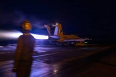 美军秀轰炸画面!曝开战伊朗48小时击中逾1250目标、6官兵阵亡