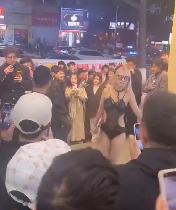 中国湖南省长沙市解放西路，1名金发女子在众目睽睽下帮男伴口交。（图撷自「@lengshanshipin」X帐号）