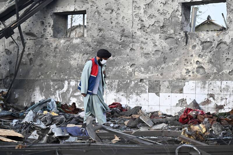 巴基斯坦官员表示，由于开斋节近在眼前，将暂时中断对阿富汗的军事行动。图为阿富汗首都喀布尔一栋被轰炸的建筑。（法新社资料照）