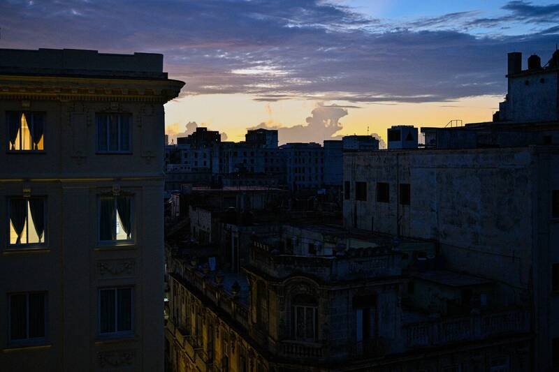 古巴16日陷入大规模停电，超过千万人面临停电窘境。（路透）