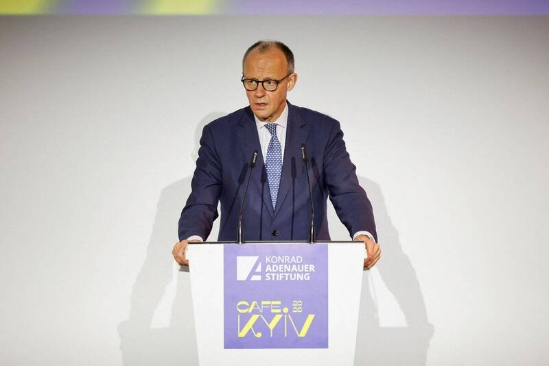 德国总理梅尔茨向党员喊话，拒斥反犹和极端主义。（路透）