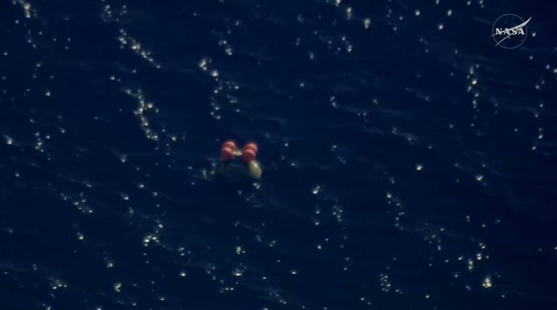 「猎户座」太空船顺利溅落太平洋。（图撷取自NASA直播影片）