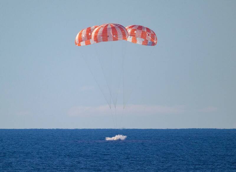 「猎户座」太空船降落过程。（美联社）
