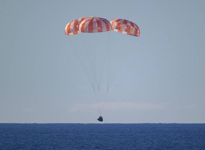 「猎户座」太空船降落过程。（欧新社）