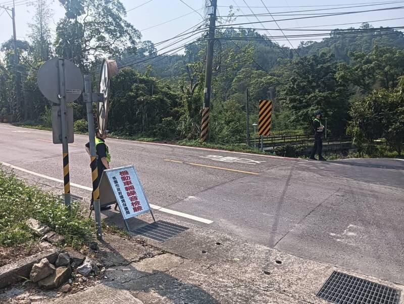 大溪警分局11日结合环保局及监理单位，于大溪区复兴路二段执行联合稽查勤务。（记者郑淑婷摄）