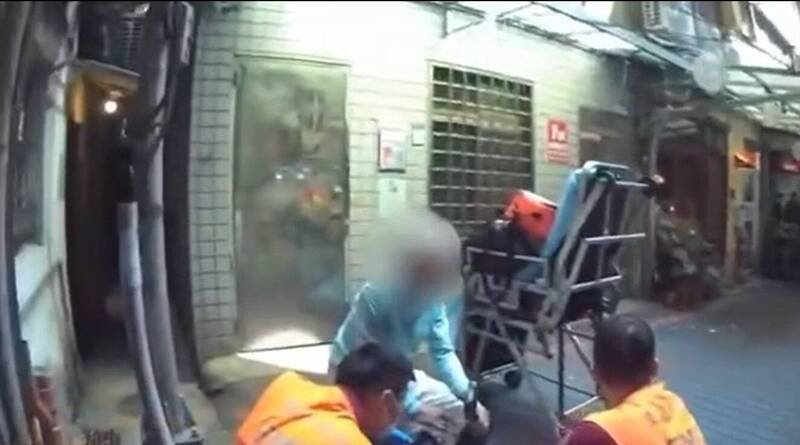 救护人员到场确认陈姓老妇身体状况。（记者王冠仁翻摄）