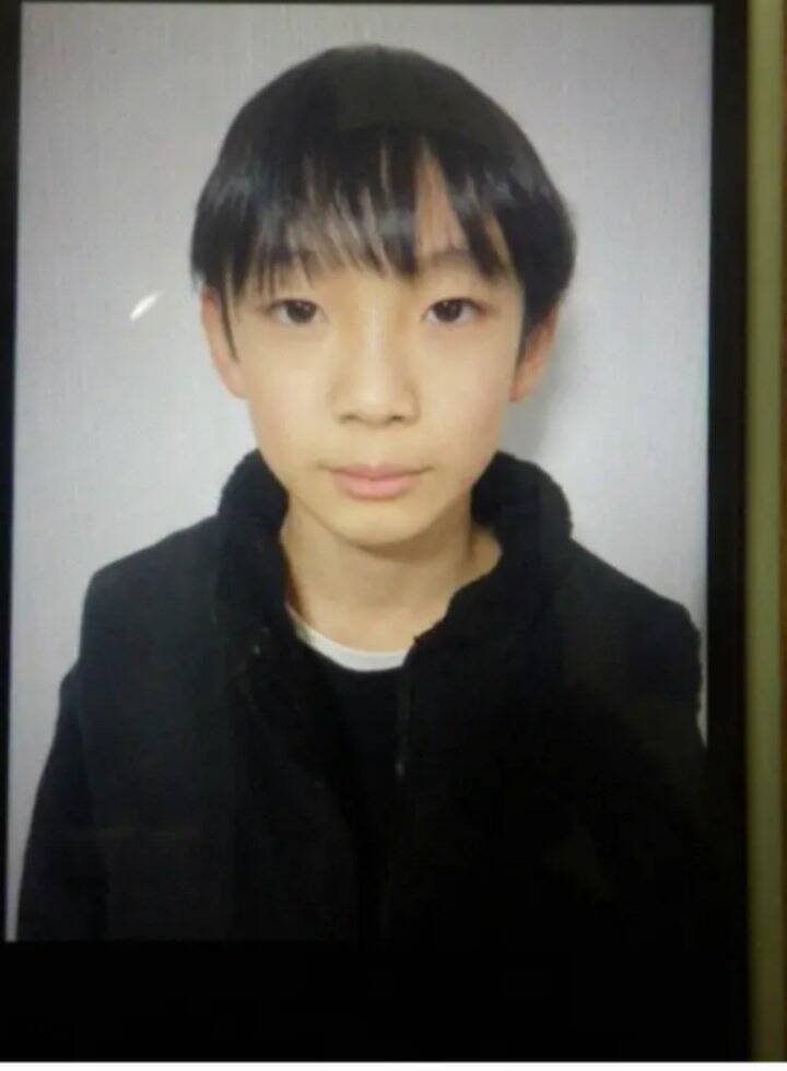 日本京都府南丹市园部小学11岁男孩安达结希失踪多天，12日传出在山区寻获他的鞋子。（图撷自「@mokkougenta」X帐号）