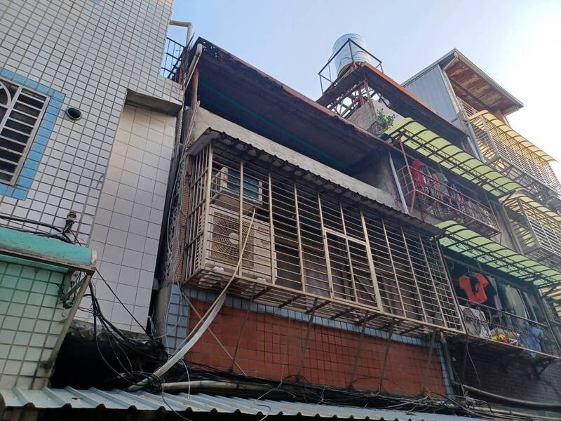 新北市三重一处透天民宅今天清晨传出气爆，造成23岁陈女全身30%2度烧烫伤送医。（记者吴仁捷翻摄）