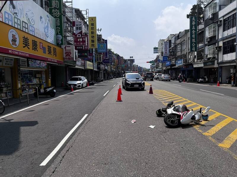 骑士闪避不及撞上穿越马路的妇人。（记者郑淑婷翻摄）