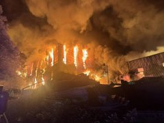 惊人恶火照曝光！五股旧衣工厂火警 烧毁逾5600平方公尺