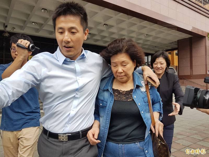 曾被封为「2004年台湾十大女富豪」第6名的电动车大厂「必翔实业」前董事长蒋清明（中）。（资料照）