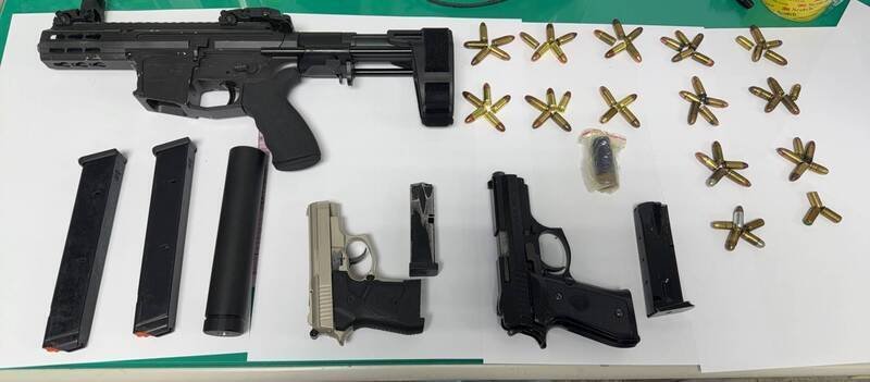 警方逮捕林男、高男2嫌，查获长、短枪3把，还有霰弹等子弹。（警方提供）