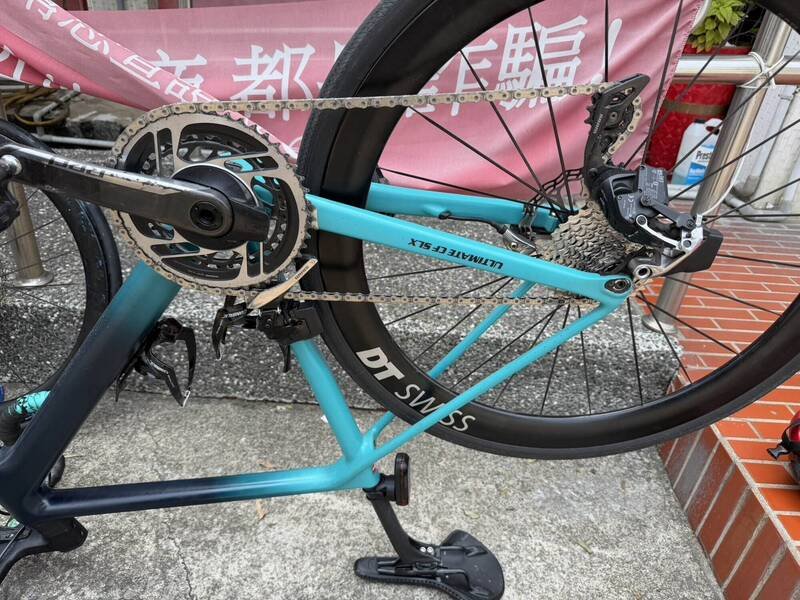 该辆自行车车架要价逾20万元，一对板轮恐也要价10万元。（警方提供）