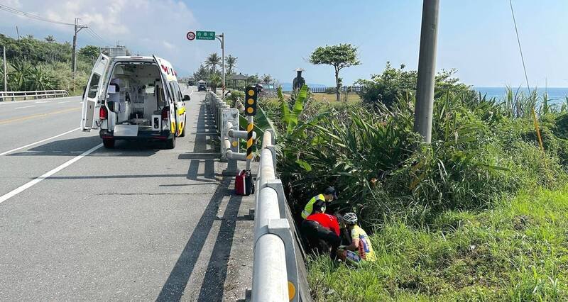 青少年骑士意外翻下路面、摔进草丛中，所幸并无大碍。（警消提供）