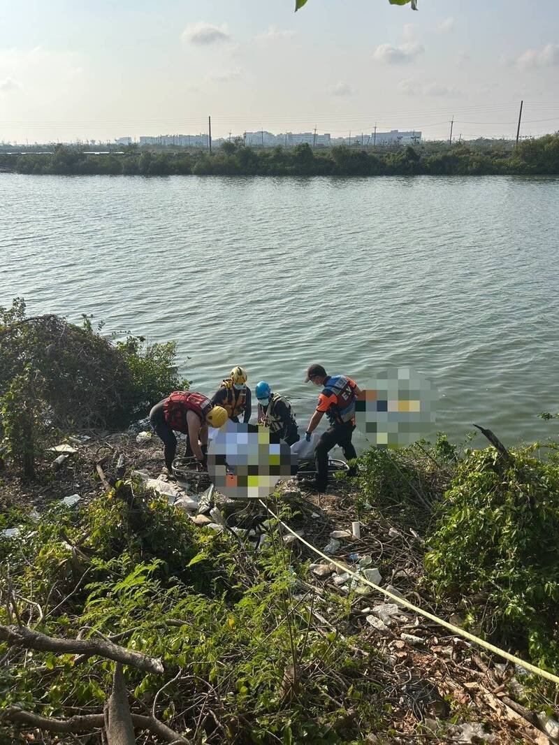 消防人员在台南安南区嘉南大圳河道协助将一对老夫妻的遗体打捞上岸。（民众提供）