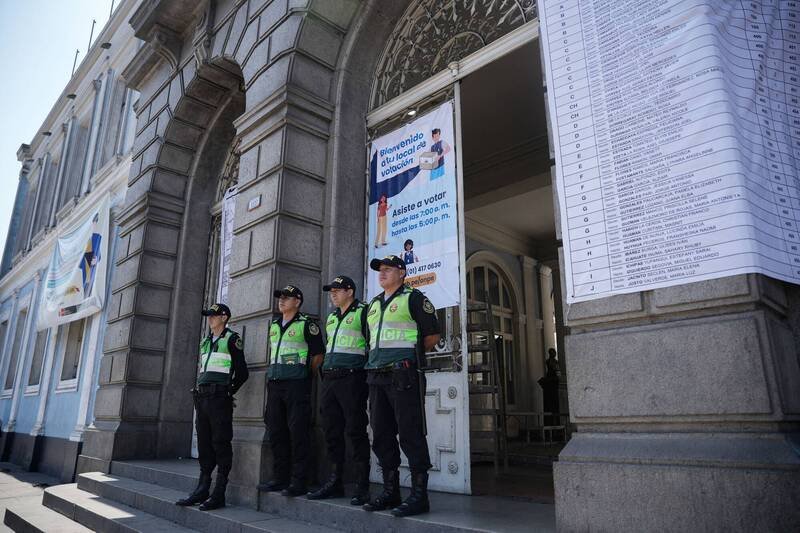 秘鲁今天将举行总统和国会大选，警察在一处投票所前警戒。（路透）