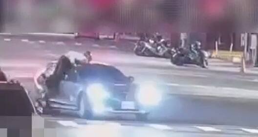 休旅车疑违规右转酿祸，机车骑士撞击飞趴车顶受伤。（读者提供）