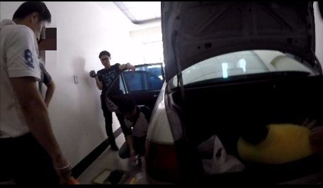 警方搜索胡男的汽车，查获毒品等证物。（记者张瑞桢翻摄）