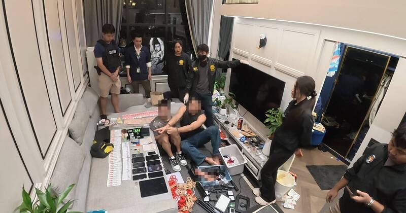 泰国警方在两人家中发现大量毒品与成人玩具。（撷取自Police News Varieties/脸书）