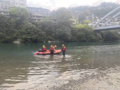 新店广兴桥8旬翁疑落水 消防搜救遭钩子刺伤