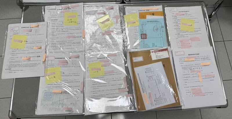 警方查扣资产公司不法文件。（记者王冠仁翻摄）