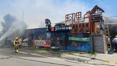 台东市外环道知名部落餐厅中午大火 木造桌椅助火势