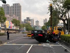 高雄男凌晨自撞翻车   传出酒味惨了