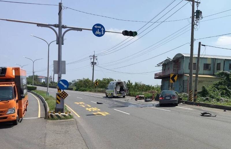 台19线台南盐水旧营段一处弯道的路口，在北向车道发生轿车和机车对撞事故，造成开车的女驾驶、机车骑士双双伤重不治。（民众提供）