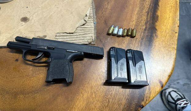 台中市第三分局去年8月逮捕贩毒的李姓男子，并在现场起出改造手枪、子弹。（记者陈建志翻摄）