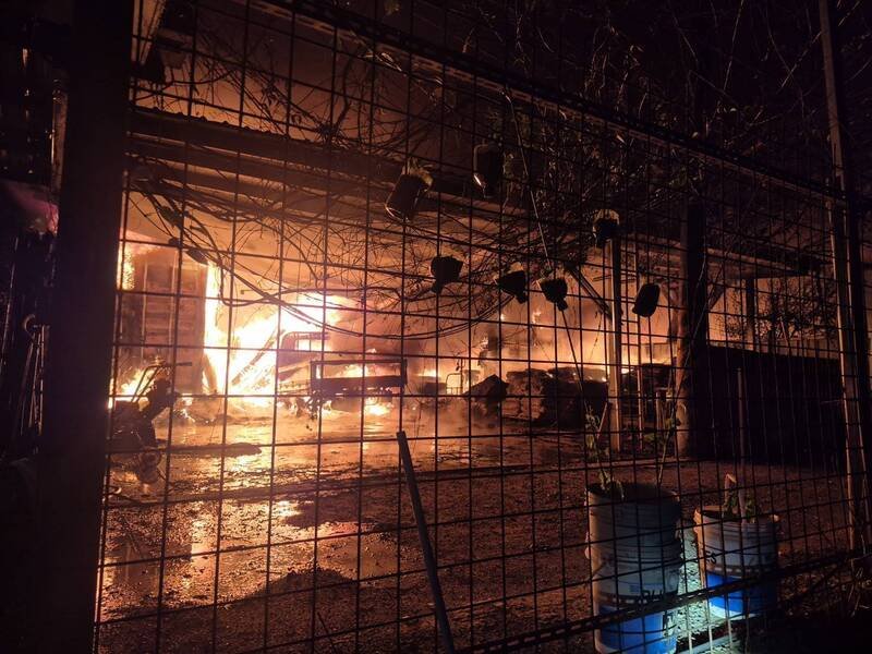 桃园市大溪区仁和路一段1层楼铁皮仓库，晚间7点多发生火警，不断传出爆炸声响。（记者郑淑婷翻摄）