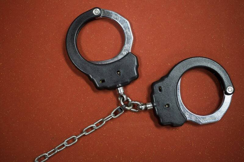 中国湖南省男子反映多盏路灯不亮，却被镇党委找上门威胁拘留。手铐示意图。（彭博）