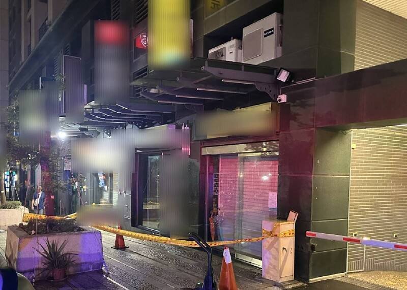 台中西屯区一家中医诊所昨晚遭人泼洒汽油，现场拉起警戒线，警方今天下午逮捕泼洒汽油的男子带回警局侦办。（记者陈建志翻摄）