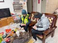 外籍单车骑士挑战合欢山 低估山区温度花莲警助保暖