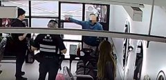 真是卢小小！剪发没预约遭拒大闹发廊 女见警咆哮「有什么问题」