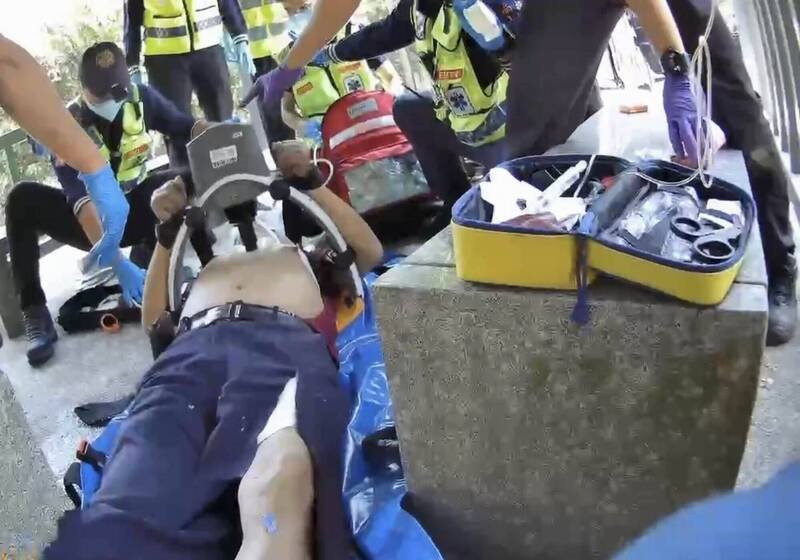 12名消防员合力将7旬翁救活。（图由彰化县消防局提供）