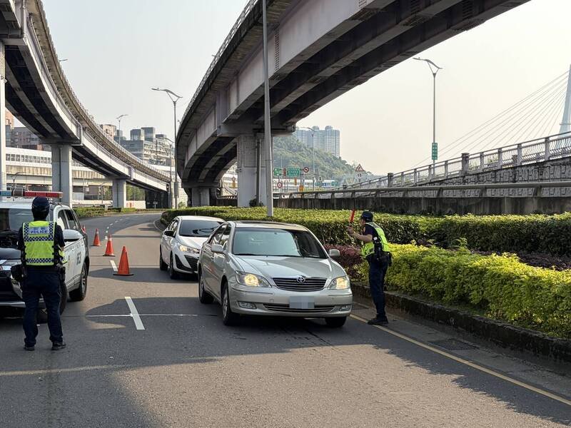 新北市新店警分局针对环河快速道路永和安康段加强拦检取缔，（图非酒驾车辆）。（记者陆运锋翻摄）