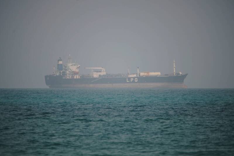 6日在曼德海峡北部的一艘油轮。（美联社）