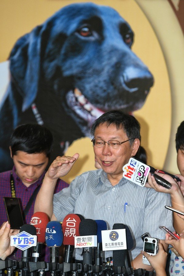 媒体询问世大运冷气赞助是否触礁，台北市长柯文哲4日受访说，冷气是一定要的，最差情况是购买，但用买的实在太贵，看能不能有送的、借的或用租的。（记者张嘉明摄）