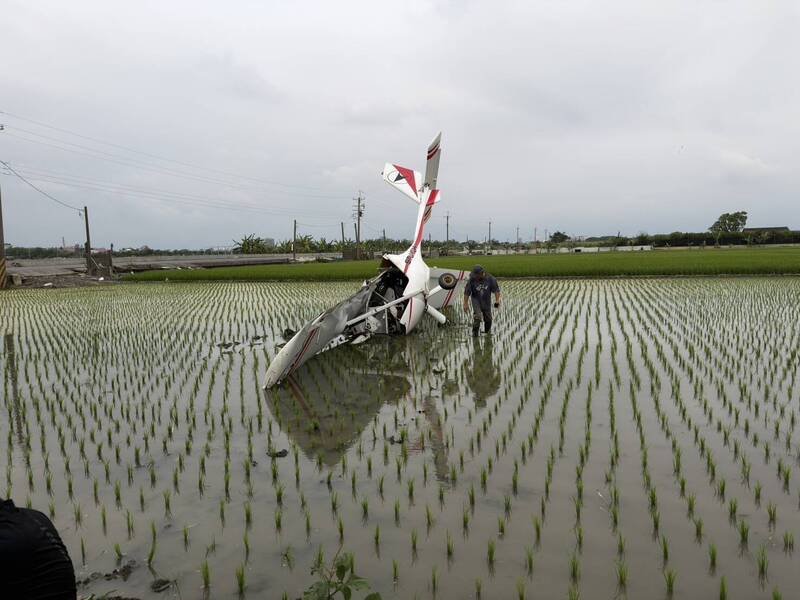 余男驾驶未经注册的轻航机，坠落虎尾垦地里农田。（民众提供）