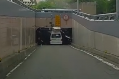 没注意限高 复康巴士硬过地下道当场削顶变「敞篷车」