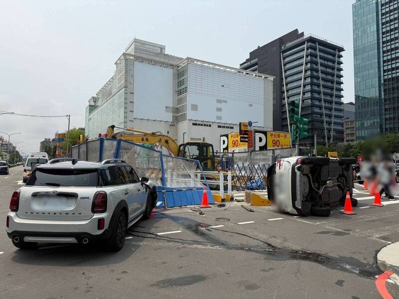 北市中山区2车路口碰撞波及捷运施工围篱。（记者邱俊福翻摄）