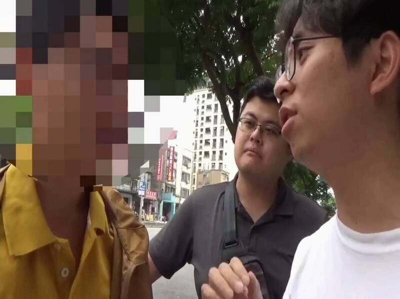 警方向何男表明来意。（记者徐圣伦翻摄）