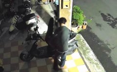 宜兰礁溪传口罩男深夜掀机车座垫行窃 作案画面曝光
