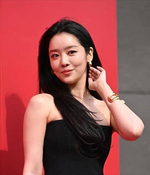 十大颜值超高却没杀进一线的韩国女星!雪肤玉貌性感撩人